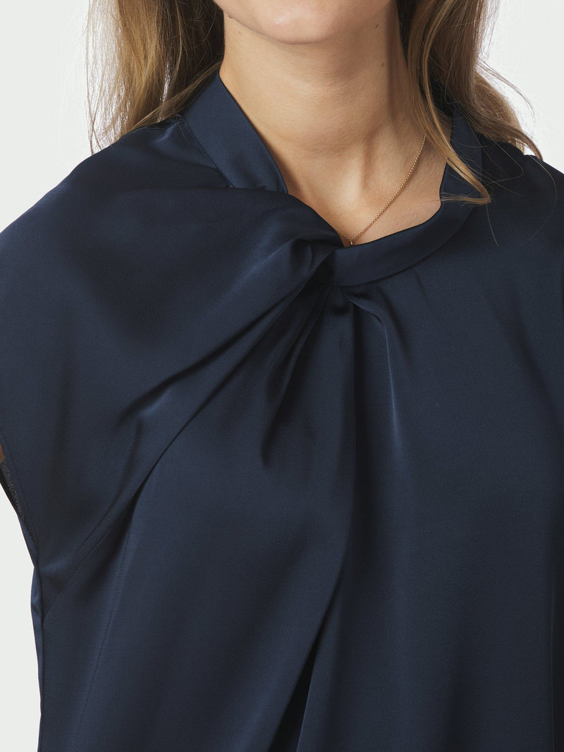 Fleur Drapy Satin Blous - Navy