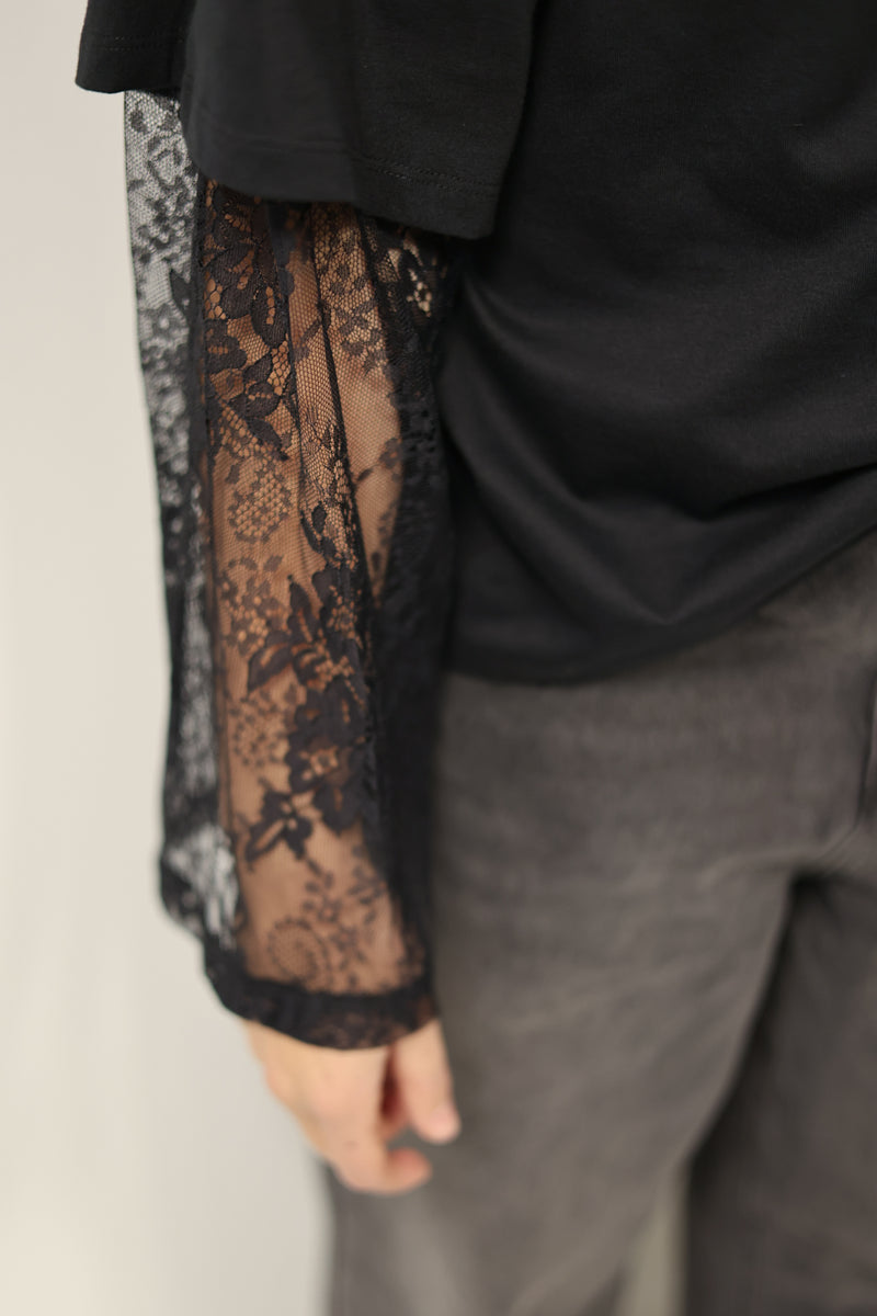 Loose fit Tshirt with lace sleeves - Black